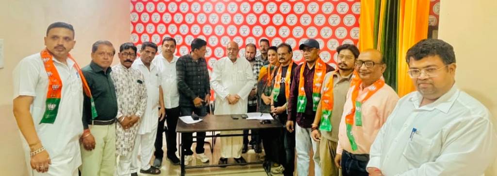 BJP District East Mandal Incharge Avinash Rai Khanna honors new officebearers of the East Mandal